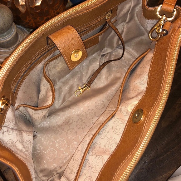 🎁Michael Kor beautiful style Sutton Mid Satchel Crossbody Purse - Picture 4 of 8